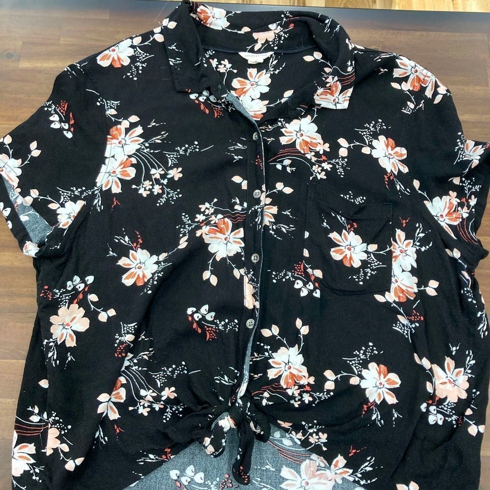 Aeropostale Floral Black Button Down T Shirt. Size Extra Large.